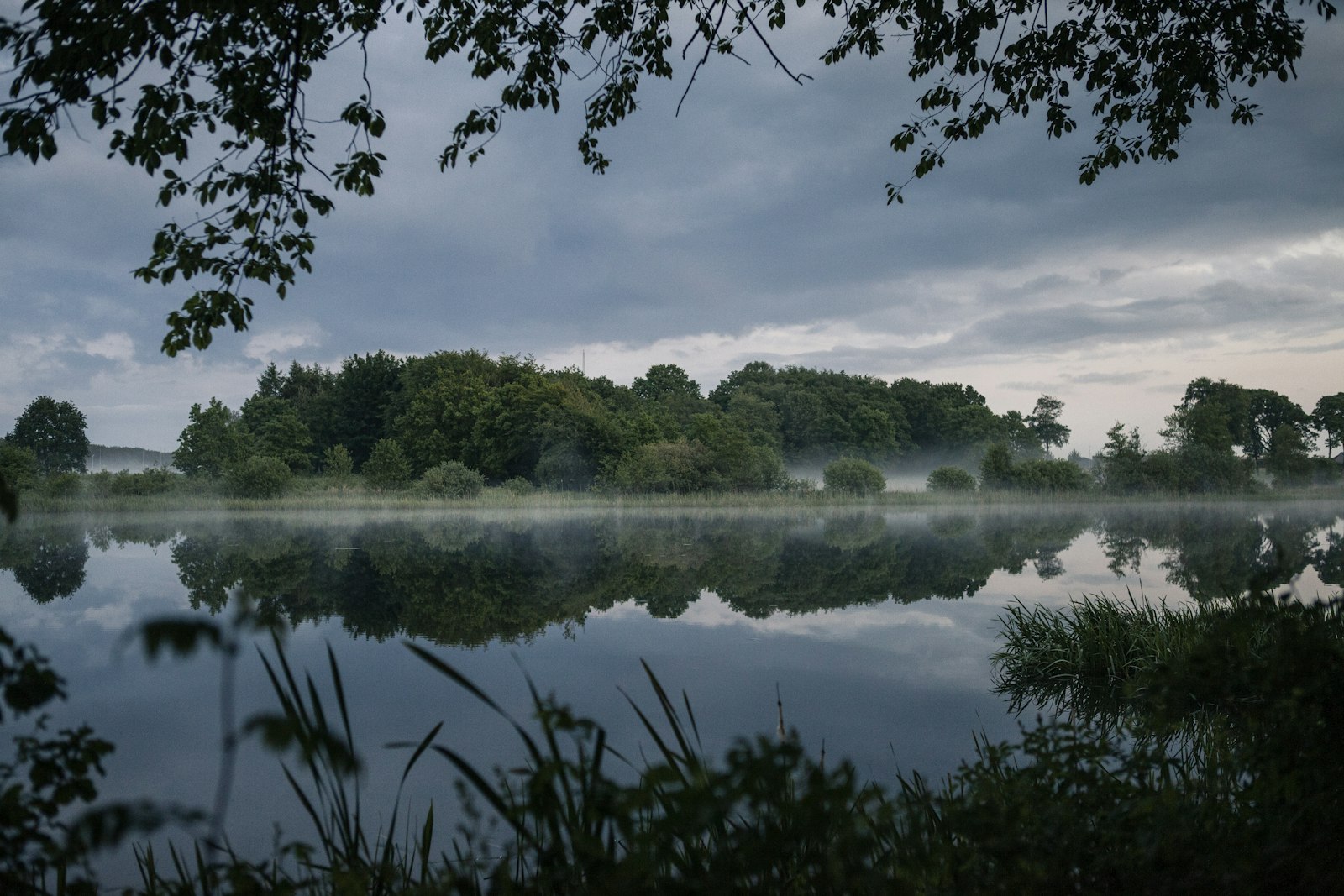 Der See im Morgengrauen, spiegelglatt